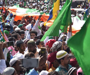 ईद मिलादुन्नबी पर तिरंगा चादर ओढ़ कर दिया वतन से मोहब्बत का पैगाम