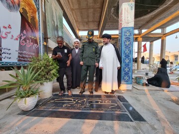 تصاویر/ آیین غبارروبی و عطر افشانی قبور شهدا در گناوه