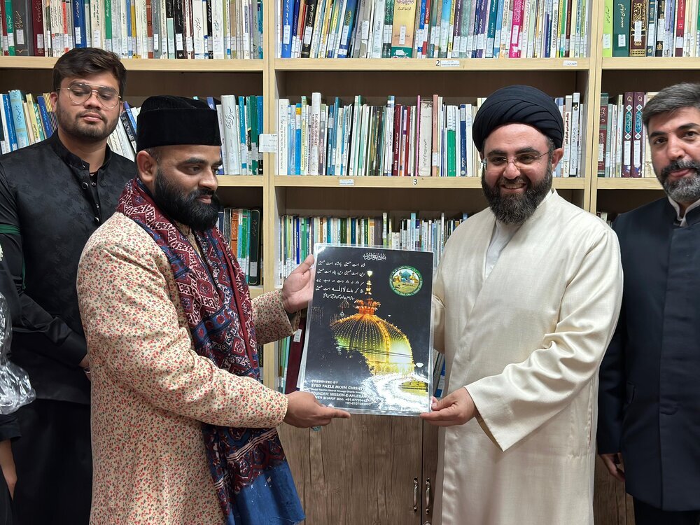 दरगाह ख्वाजा मोइनुद्दीन चिश्ती से आए हुए प्रतिनिधिमंडल की हरम इमाम रज़ा अ.स.में ग़ैर ईरानी ज़ायरीन के अध्यक्ष से मुलाकात दरगाह ख्वाजा मोइनुद्दीन चिश्ती से आए हुए प्रतिनिधिमंडल की हरम इमाम रज़ा अ.स.में ग़ैर ईरानी ज़ायरीन के अध्यक्ष से मुलाकात