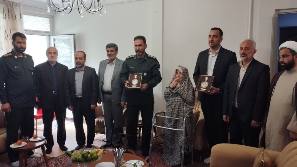 خون شهدا تضمین کننده استقلال ملت و سربلندی اسلام است