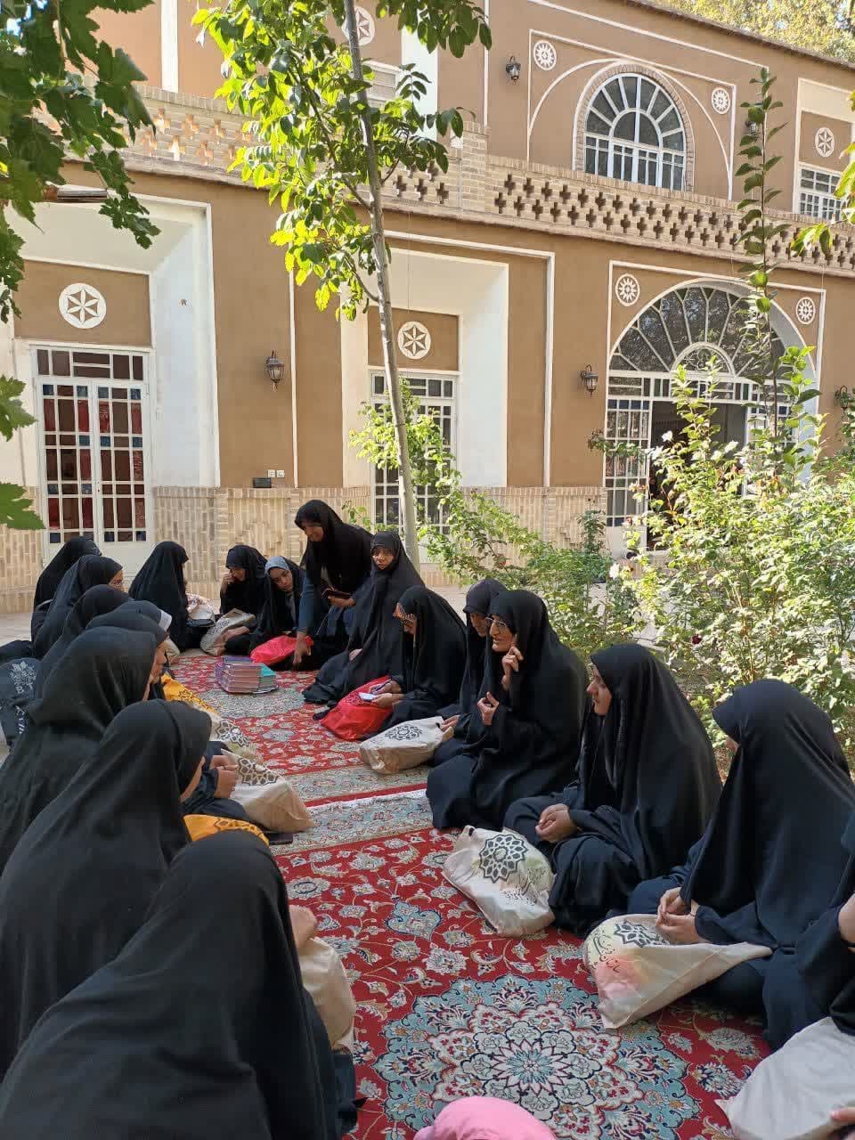 اردوی بانوان حوزوی جدیدالورود در مهریز برگزار شد