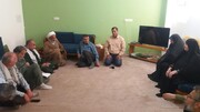 دیدار امام جمعه برازجان با خانواده‌ای که ۵ شهید تقدیم انقلاب کرده است