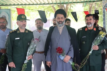 ادای احترام سبزپوشان تیپ زرهی حجت(عج) به شهدای اهواز + عکس