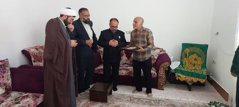تصاویر/ تجلیل از دو رزمنده و خادم رضوی  به مناسبت هفته دفاع مقدس