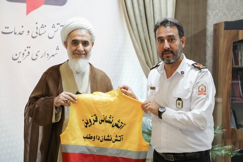 تصاویر / دیدار نماینده ولی فقیه در استان قزوین با آتش نشانان