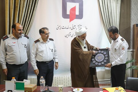 تصاویر / دیدار نماینده ولی فقیه در استان قزوین با آتش نشانان