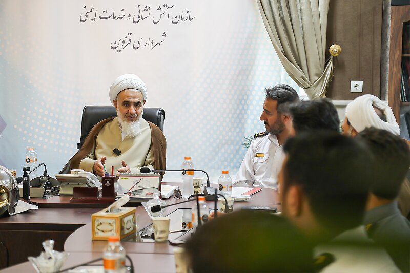 امام جمعه قزوین با آتشنشانان دیدار کرد