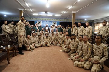 تصاویر / دیدار جمعی از سربازان به‌ مناسبت روز سرباز با نماینده ولی فقیه در استان همدان