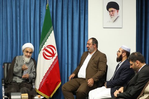 دیدار جمعی از برادران اهل سنت با نماینده ولی فقیه در استان قزوین