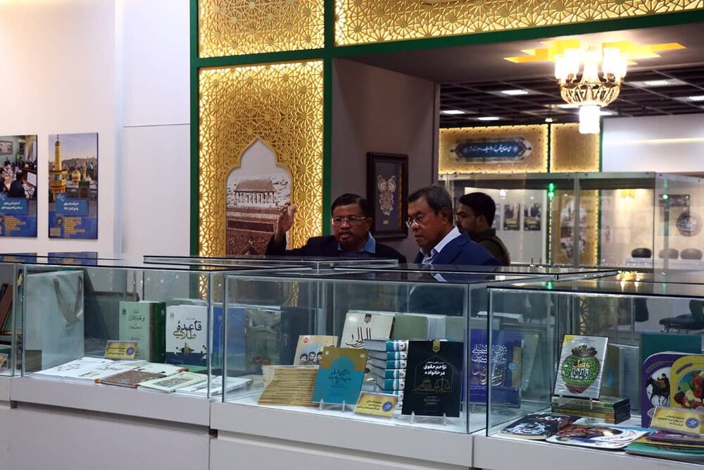 ملائشیا کے ایک اعلیٰ ثقافتی اور قرآنی وفد کا حرم امام رضا (ع) کا دورہ