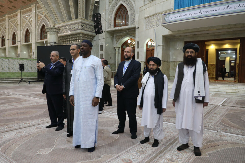 اسلامی وحدت کی 37 ویں عالمی کانفرنس کے مہمانوں کی مرقد امام خمینی (رح) پر حاضری + تصاویر