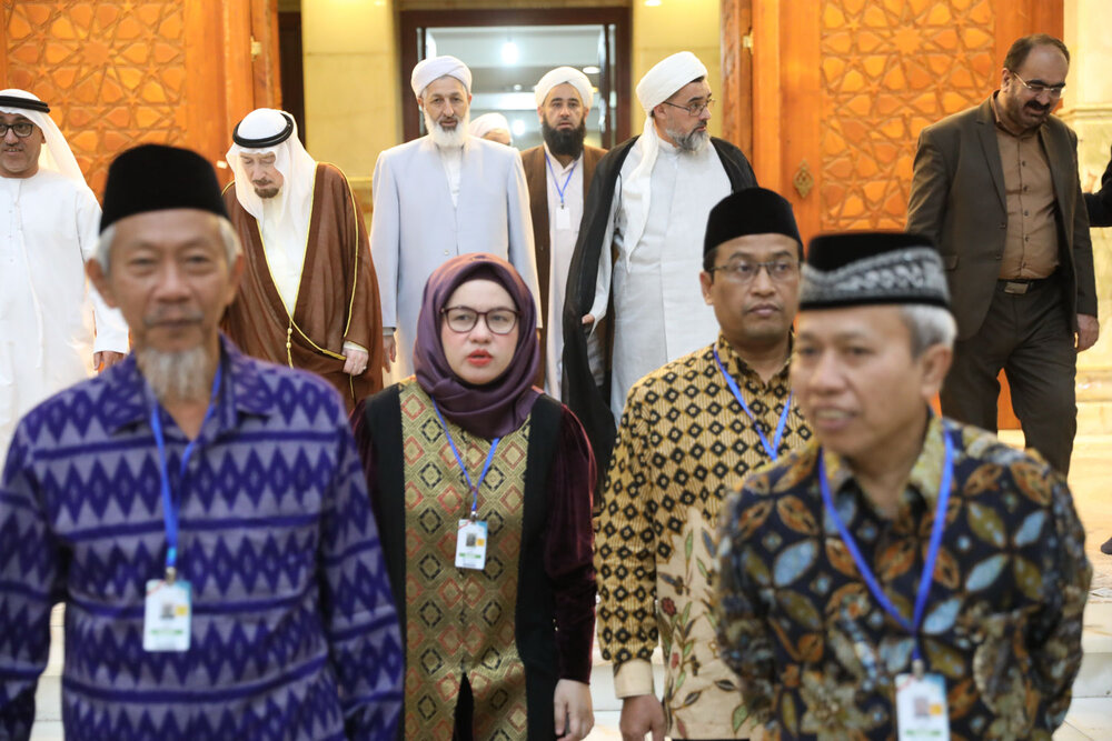 اسلامی وحدت کی 37 ویں عالمی کانفرنس کے مہمانوں کی مرقد امام خمینی (رح) پر حاضری + تصاویر