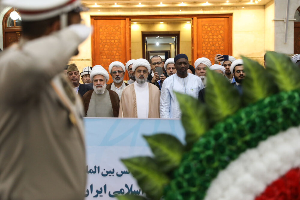 اسلامی وحدت کی 37 ویں عالمی کانفرنس کے مہمانوں کی مرقد امام خمینی (رح) پر حاضری + تصاویر