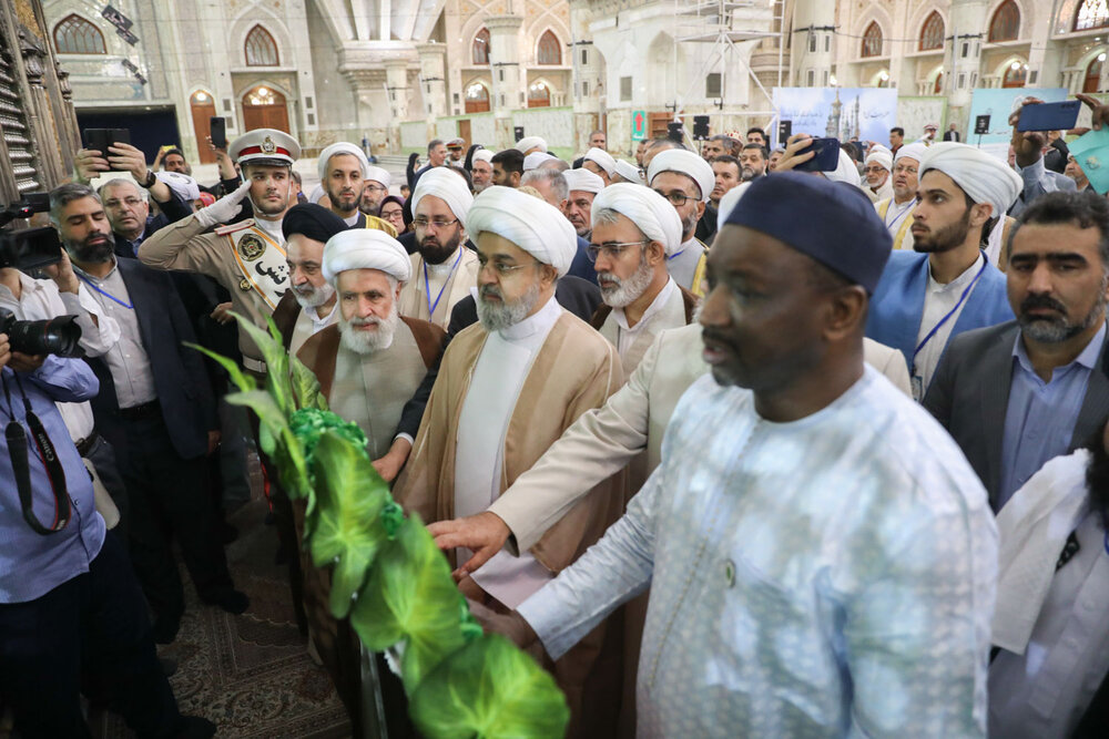 اسلامی وحدت کی 37 ویں عالمی کانفرنس کے مہمانوں کی مرقد امام خمینی (رح) پر حاضری + تصاویر