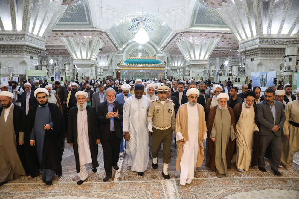 اسلامی وحدت کی 37 ویں عالمی کانفرنس کے مہمانوں کی مرقد امام خمینی (رح) پر حاضری + تصاویر