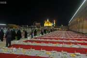 تصاویر/ اطعام زائران حرم حضرت علی (ع) در شب میلاد پیامبر اعظم (ص) در صحن حضرت فاطمه (س)