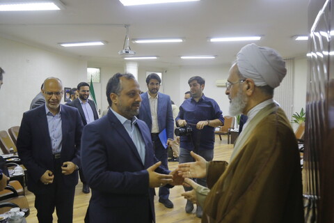تصاویر / دیدار وزیر امور اقتصادی و دارایی با آیت الله اعرافی