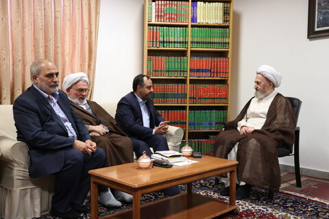 تصاویر / دیدار وزیر امور اقتصادی و دارایی با آیت الله العظمی سبحانی
