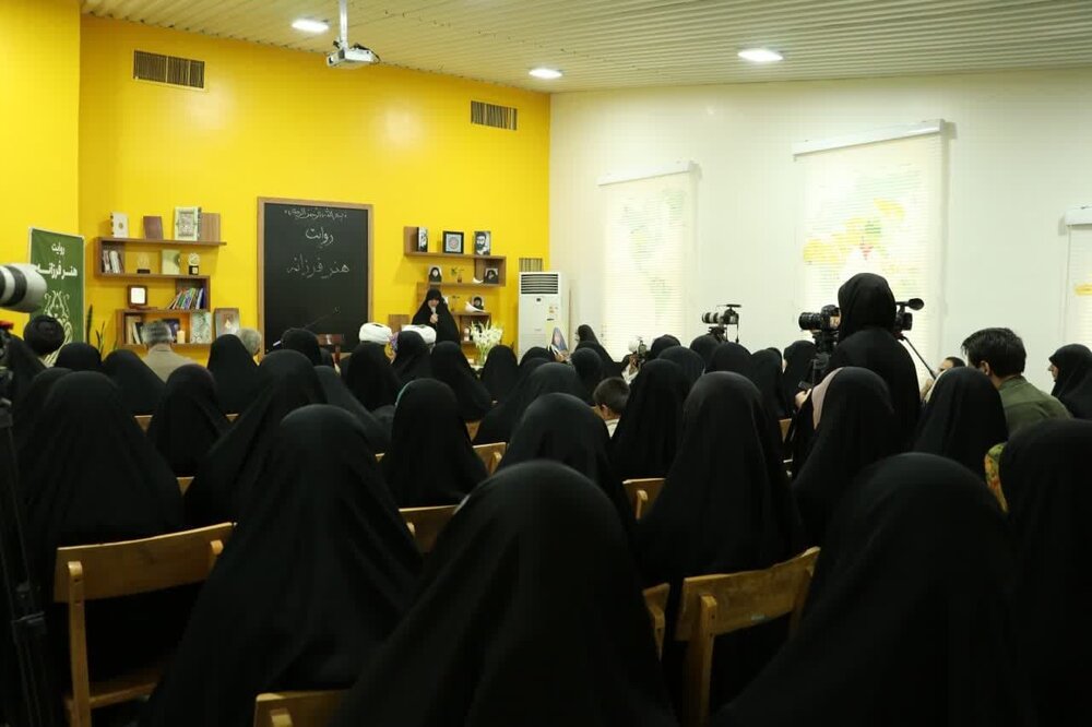 مراسم یادبود هنرمند جهادی «فرزانه پزشکی» در قم مراسم یادبود هنرمند جهادی «فرزانه پزشکی» در قم