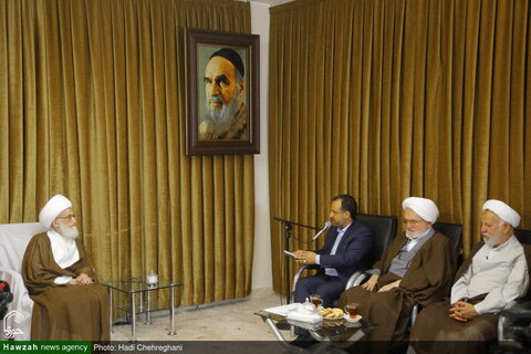 بالصور/ وزير الشؤون الاقتصادية والمالية الإيراني يلتقي بمراجع الدين والعلماء بمدينة قم المقدسة