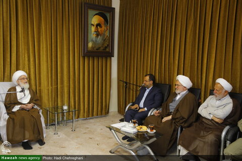 بالصور/ وزير الشؤون الاقتصادية والمالية الإيراني يلتقي بمراجع الدين والعلماء بمدينة قم المقدسة