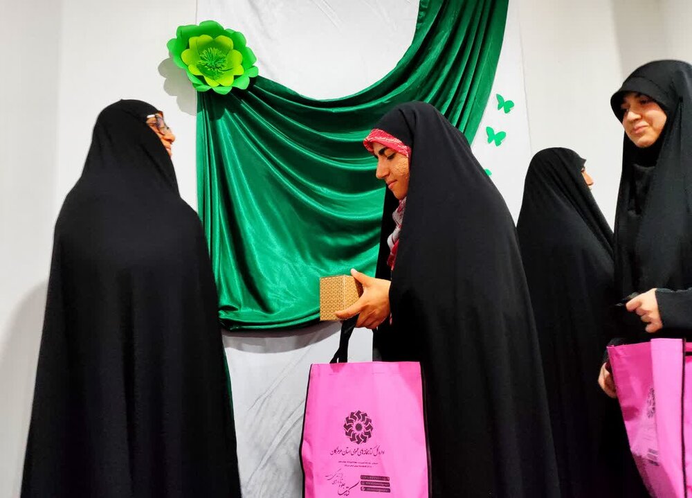 برگزاری جشن میلاد پیامبر(ص) و امام جعفر صادق(ع) در مدرسه علمیه خدیجه الکبری(س) بندرعباس+ تصاویر