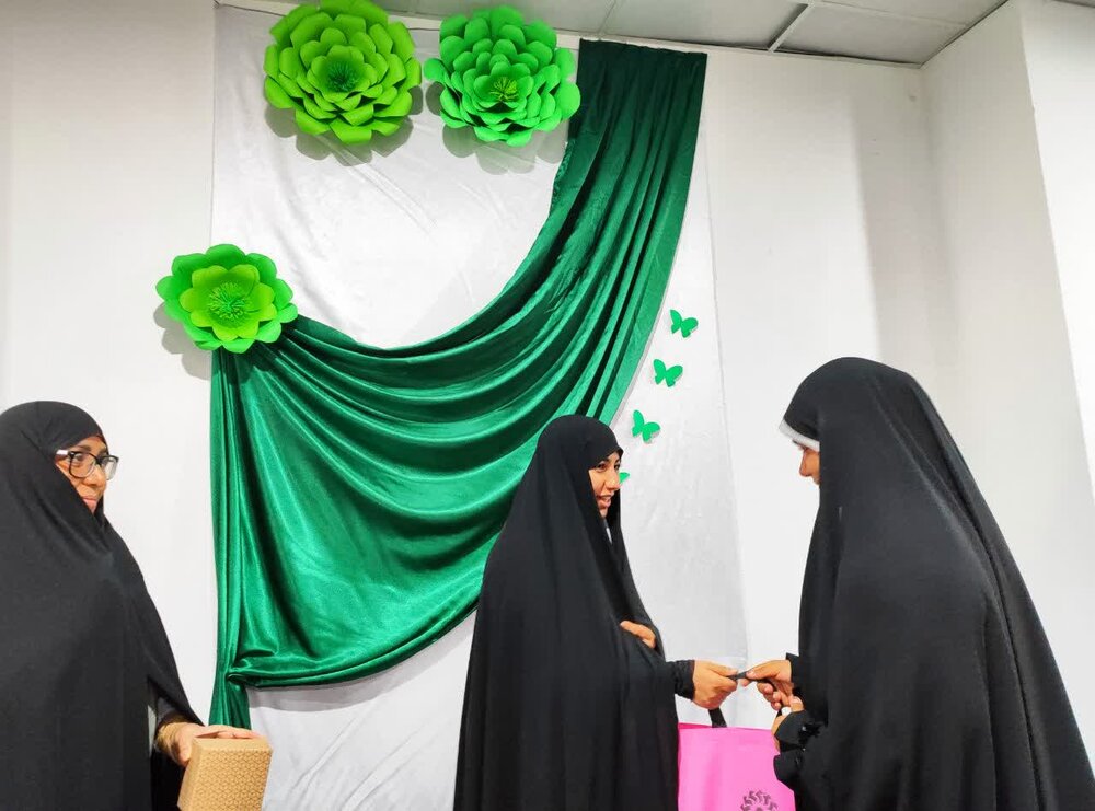 برگزاری جشن میلاد پیامبر(ص) و امام جعفر صادق(ع) در مدرسه علمیه خدیجه الکبری(س) بندرعباس+ تصاویر