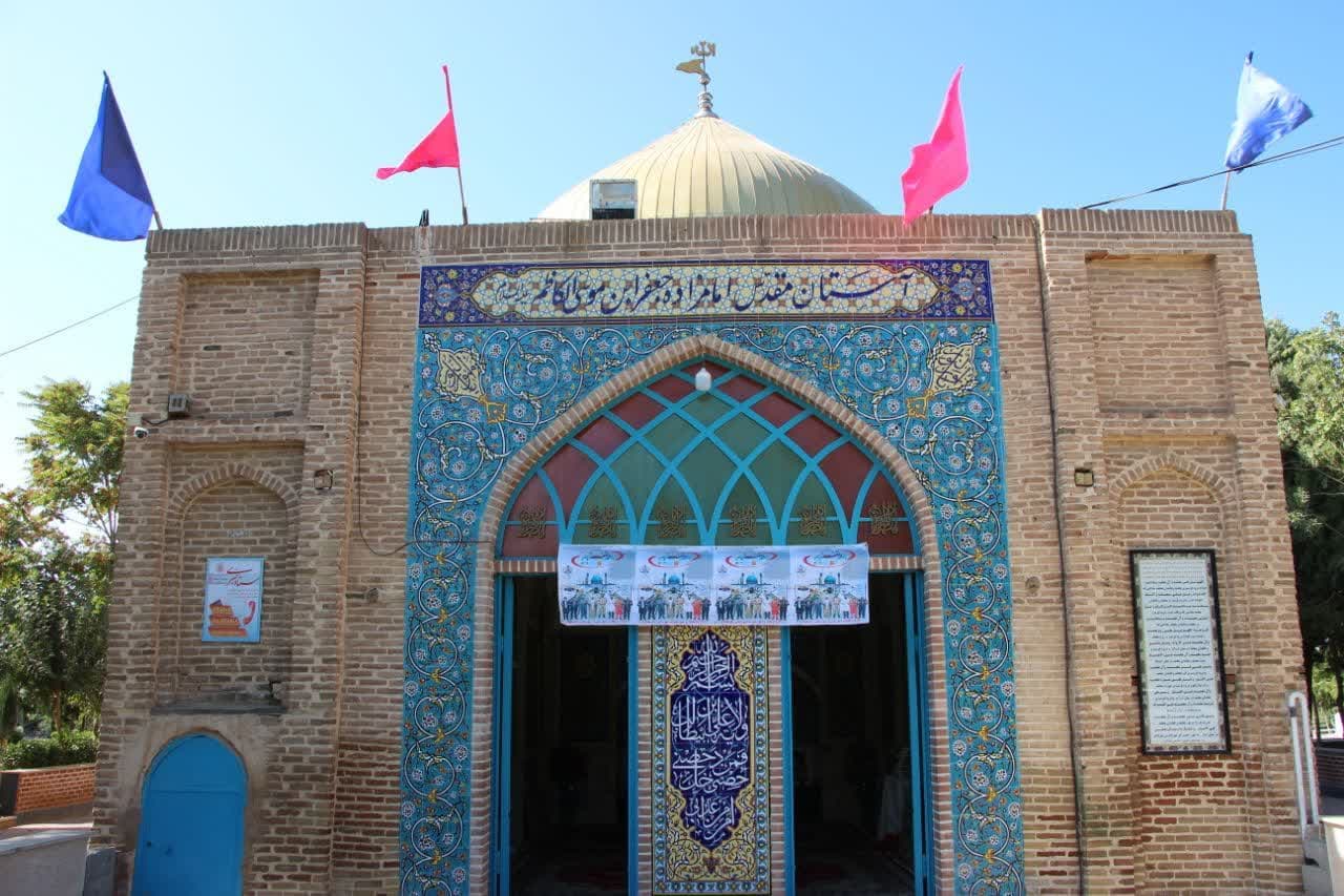 تصاویر/ غبارروبی آستان امامزاده جعفر(ع) واقع در شهرستان ساوجبلاغ