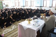تصاویر/ حضور امام جمعه عالیشهر بین دانش آموزان مدرسه دخترانه ام السلمه(س)