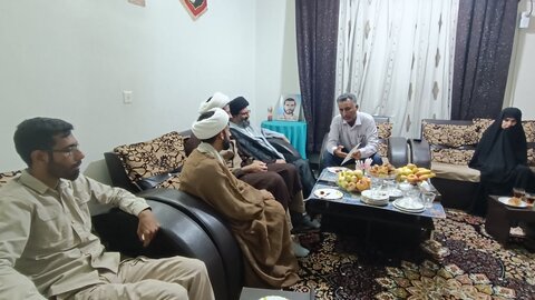 تصاویر/ دیدار مدیر مدرسه علمیه النبی (ص)  با خانواده شهید روحانی ابراهیم پایان