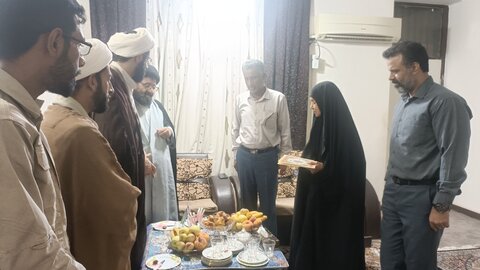 تصاویر/ دیدار مدیر مدرسه علمیه النبی (ص)  با خانواده شهید روحانی ابراهیم پایان
