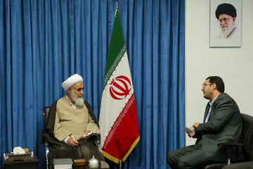 حوزه‌های علمیه و دانشگاه‌ها علوم موجود را ویراستاری کنند