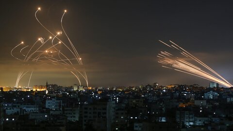 كتائب القسام تستهدف تل ابيب بـ 150 صاروخاً