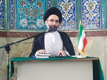 طلاب در کنار درس خواندن از توجه به مسائل معنوی غافل نشوند