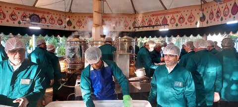 تصاویر / خدمت خادمیاران رودانی در چایخانه حضرت علی ابن موسی الرضا(ع) مشهد مقدس