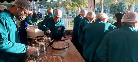 تصاویر / خدمت خادمیاران رودانی در چایخانه حضرت علی ابن موسی الرضا(ع) مشهد مقدس