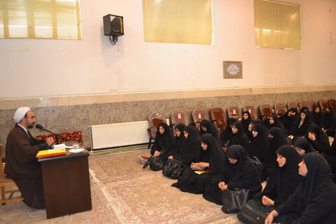 تصاویر درس اخلاق خواهران طلبه مدرسه فاطمیه خرم آباد