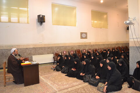 تصاویر درس اخلاق خواهران طلبه مدرسه فاطمیه خرم آباد
