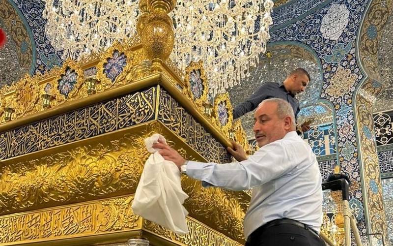 بالصور/ تنظيف شباك مرقد السيدة زينب (عليها السلام)