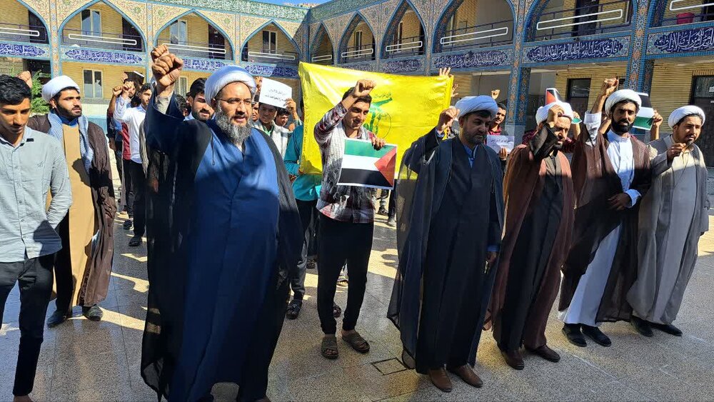 تصاویر/ تجمع روحانیون و طلاب مدرسه علمیه حاجی آباد در حمایت از مردم فلسطین