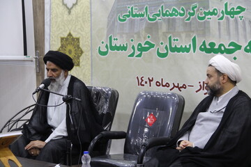 مردم به رفتارهای ائمه جمعه نگاه می کنند