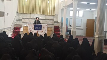 رمز موفقیت طلبه در انس با قرآن و اهل بیت(ع) است