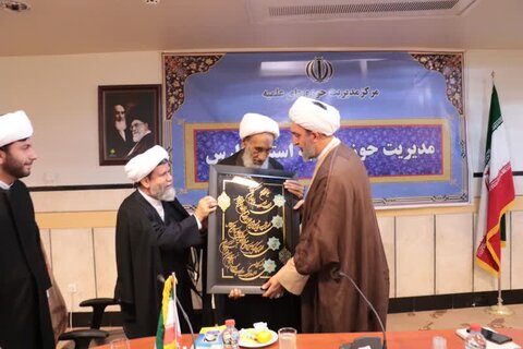 تصاویر| نشست مشاور رئیس جمهور در امور روحانیت با نهادهای حوزوی فارس