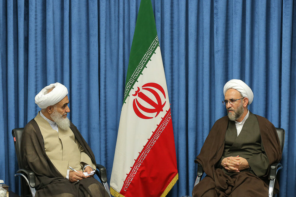 در کنار مُرّ قانون نیازمند توجه به عدالت و حق داریم