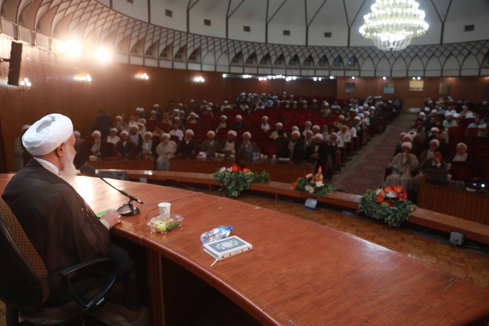 فضلا از قم هجرت کنند/باید دغدغه بیشتری نسبت به وظایف طلبگی خود داشته باشیم