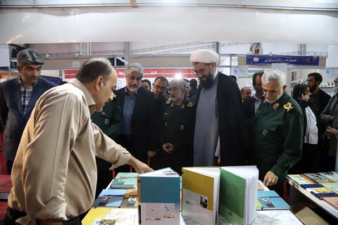 تصاویر / بازدید نماینده ولی فقیه در استان همدان از نمایشگاه ملی کتاب دفاع مقدس