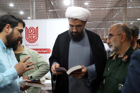 تصاویر / بازدید نماینده ولی فقیه در استان همدان از نمایشگاه ملی کتاب دفاع مقدس