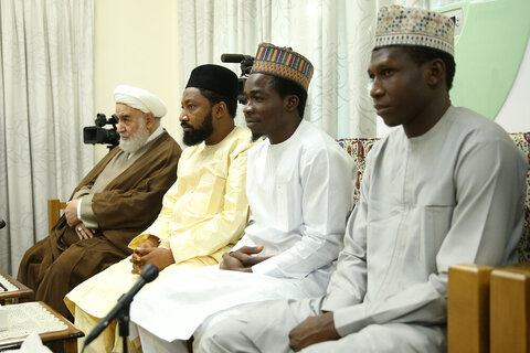 بالصور/ لقاء قائد الحركة الإسلاميّة في نيجيريا الشيخ إبراهيم زكزاكي وعائلته مع الإمام الخامنئي