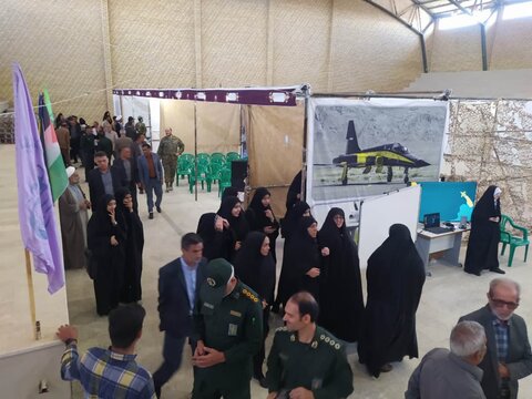 تصاویر/افتتاح نمایشگاه دستاورد‌های علمی فناوری  هسته‌ای و صنايع دفاع جمهوری اسلامی ایران در آران وبیدگل