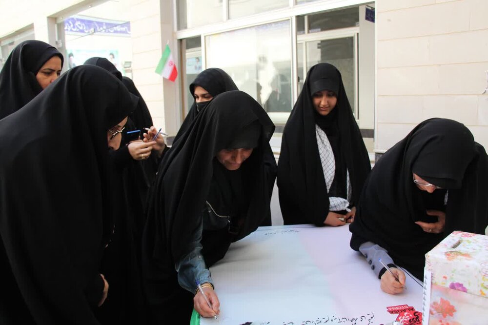 تجمع بانوان حوزوی میبد در حمایت از مردم فلسطین + عکس